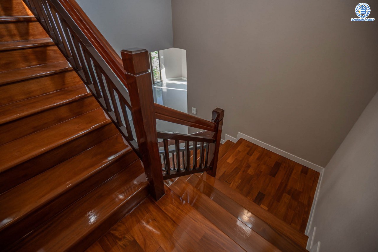 บ้านมือสองตกแต่งใหม่ ดีไซน์สวย โครงการ ซันไรซ์กรีน นวมินทร์ เนื้อที่ 75 ตร.ว. พื้นที่ใช้สอยมากถึง 338 ตร.ม. พร้อมฟังก์ชัน 4 ห้องนอน 4 ห้องน้ำ 1 ห้องแม่บ้าน จอดรถได้ 2 คัน รองรับทุกกิจกรรม บนทำเลเชื่อมต่อหลายเส้นทาง ใกล้รถไฟฟ้าสายสีชมพู "สถานีรามอินทรา" และจุดขึ้นทางด่วน "เอกมัย-รามอินทรา"